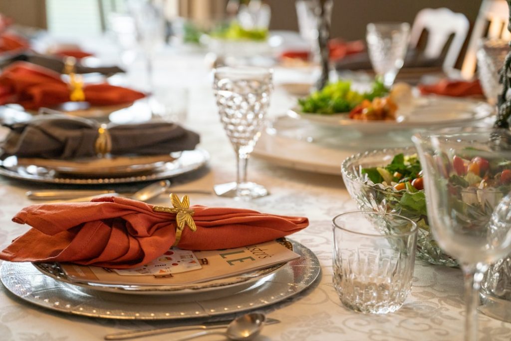 a-table-set-with-place-settings-and-napkins-ictk3mq-faa
